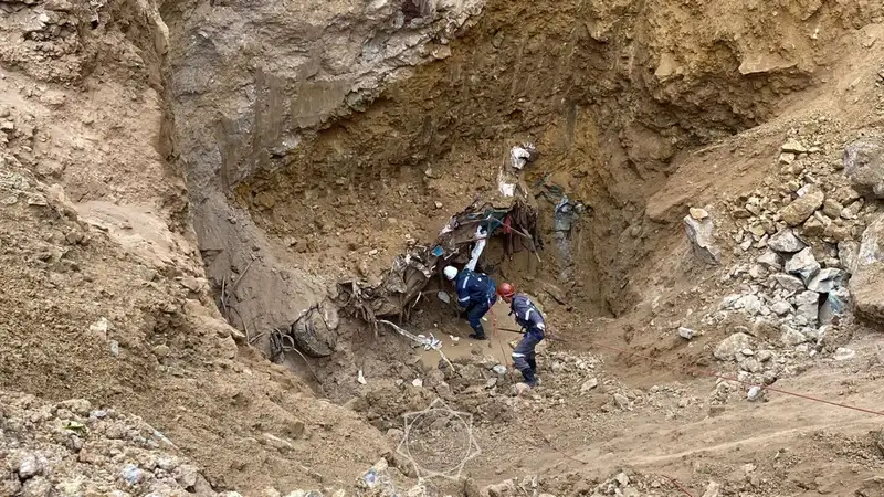 Тело четвертого спасателя, упавшего с автобусом в воронку, было найдено в Майкаине